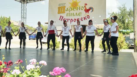 Un-Grupo-De-Danza-Folclórica-Búlgara-Entretiene-Con-Una-Coreografía-Tradicional