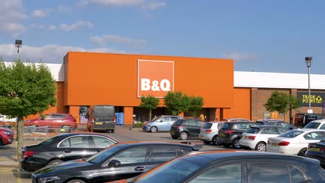 Außenansicht-Des-Geschäftigen-Bandq-In-Slough,-Großbritannien,-Juni-2024