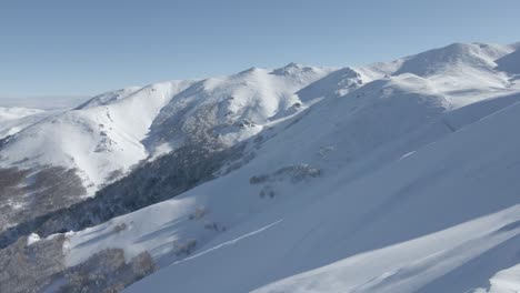 Majestuosos-Picos-Montañosos-Cubiertos-De-Nieve,-Que-Capturan-La-Impresionante-Belleza-Del-Invierno-A-Gran-Altura