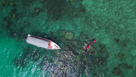 Snorkeling-tourist-trip-in-turquoise-water,-lagoon-Beach-on-Besar-Perhentian-island