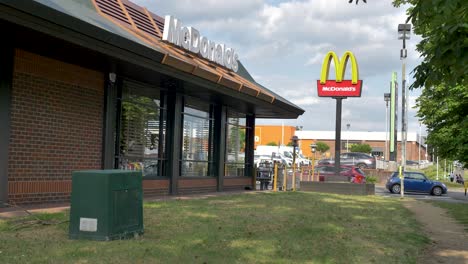 Außenansicht-Von-McDonalds-In-Slough,-Großbritannien,-Juni-2024