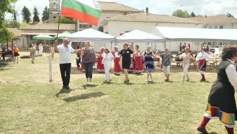 Dorfbürgermeister-Mit-Bulgarischer-Flagge-Führt-Traditionelle-Tänze-Beim-Festival-An