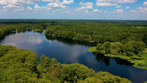 Ein-Wunderschöner-Drohnenflug-über-Einen-Fluss-In-Florida