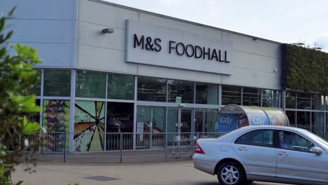 Außenansicht-Der-Mands-Foodhall-In-Slough,-Großbritannien,-Juni-2024