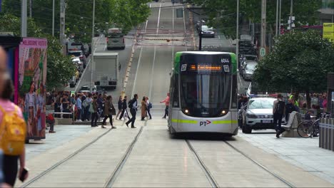 Los-Tranvías-Se-Deslizan-Por-La-Calle-Bourke-Con-Peatones-Cruzando-Y-Compradores-Paseando-Por-Las-Aceras-Del-Centro-Comercial-Bourke-Street,-Una-Vibrante-Escena-Urbana-Del-Distrito-Central-De-Negocios-De-Melbourne.