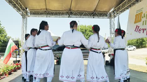 Bulgarische-Volkstanzgruppe-Traditionelle-Choreografierte-Bühnenperformance