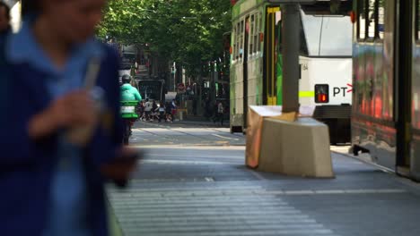 Straßenbahnen-Fahren-Entlang-Der-Swanston-Street-Im-Herzen-Des-Zentralen-Geschäftsviertels-Von-Melbourne