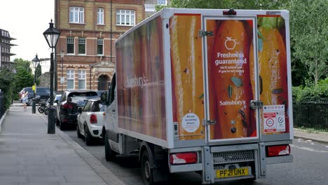 Der-Lieferwagen-Von-Sainsbury&#39;s-Parkte-Auf-Der-Straße-In-London,-Großbritannien,-Juni-2024