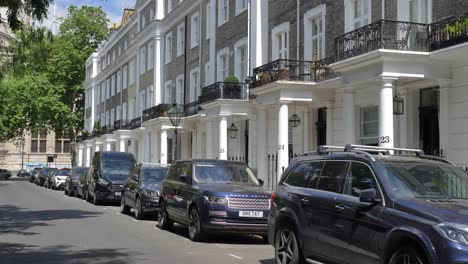 Caminando-Por-Thurloe-Square-En-South-Kensington-Londres-Reino-Unido-Junio-De-2024