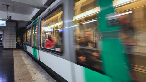 Tren-Que-Llega-A-La-Estación-De-Metro-De-París---Estación-De-Estrasburgo-Saint-Denis,-París,-Francia