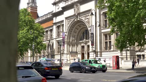 Außenansicht-Des-Eingangs-Zum-Grand-Victoria-And-Albert-Museum-In-South-Kensington,-London,-Großbritannien,-Juni-2024