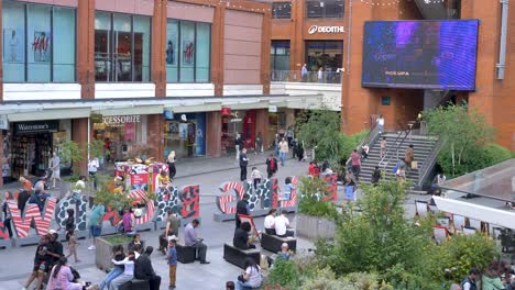 Público-Viendo-Una-Pantalla-Gigante-En-El-Centro-Comercial-Ealing-Broadway-En-Londres,-Reino-Unido,-Junio-De-2024