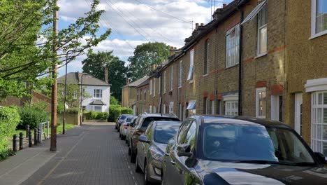 Außenansicht-Der-Terraces-Cottages-In-London,-Großbritannien,-Juni-2024