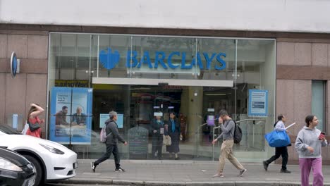 Außenansicht-Der-Barclays-Bank-In-Ealing,-London,-Großbritannien,-Juni-2024