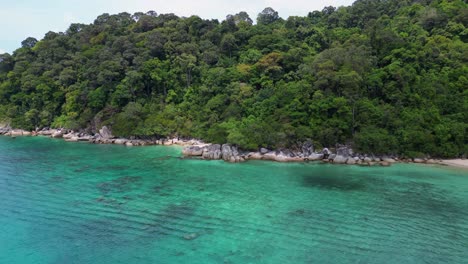 turquoise-water,-lagoon-Beach-on-Besar-Perhentian-island-lush-tropical-forest-in-the-background