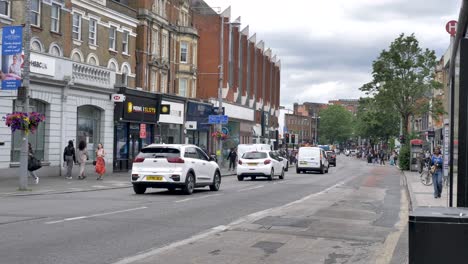 B455-In-Ealing,-Blick-Auf-Die-Straße-Hinunter-Zum-Broadway-Einkaufszentrum,-London,-Vereinigtes-Königreich,-Juni-2024