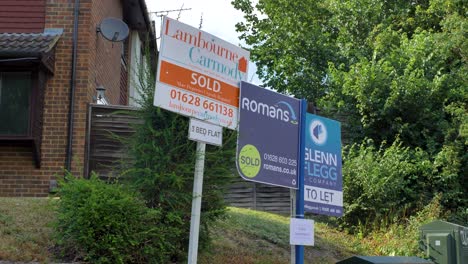 Muchos-Carteles-De-Agentes-Inmobiliarios-En-Slough,-Reino-Unido,-Junio-De-2024.