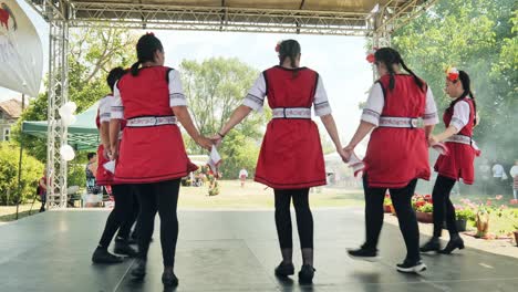 Bulgarische-Damen-Folk-Gruppe-Livley-Tanzt,-Auf-Der-Bühne-Horo-Choreographie