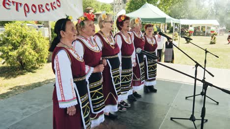 El-Coro-Folclórico-De-Damas-Búlgaras-Canta-En-El-Festival-De-Verano