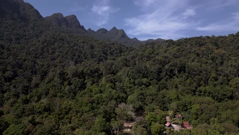 Gesundes-Ökosystem,-Grünes-Dschungeldach-Bedeckt-Die-Hänge-Der-Dramatischen-Berggipfel-In-Langkawi,-Malaysia