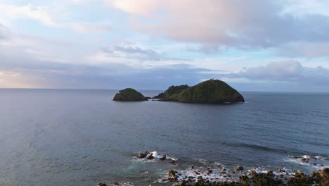 Vista-Panorámica-De-La-Isla-Solitaria-En-Sao-Miguel-Azores-Portugal-Paisaje-Costero,-Una-Mujer-Haciendo-Turismo-Por-La-Belleza-Natural