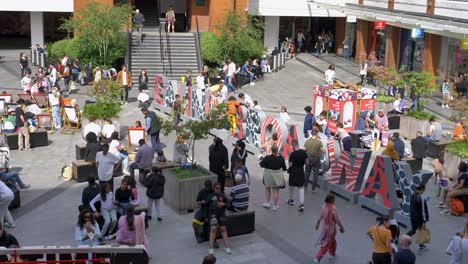 Ealing-Broadway-Schild-Im-Zentrum-Des-Einkaufszentrums-London-Vereinigtes-Königreich-Juni-2024