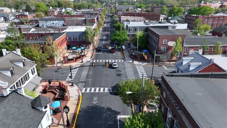 Seitliche-Luftaufnahme-Einer-Kreuzung-In-Einer-Kleinen-Amerikanischen-Stadt-An-Einem-Sonnigen-Tag