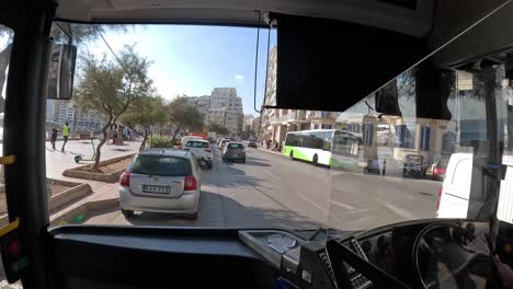 Vista-Panorámica-Desde-La-Ventana-Delantera-De-Un-Autobús-Público-Que-Atraviesa-La-Costa-De-Malta