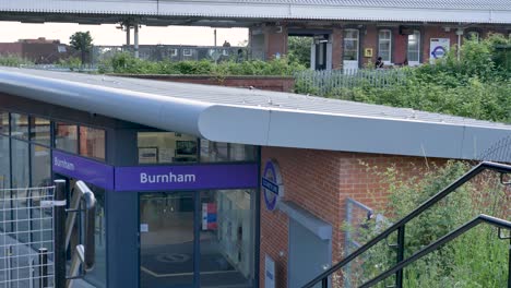 Außenansicht-Des-Bahnhofs-Burnham-In-Slough,-Großbritannien,-Juni-2024