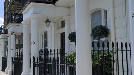 Entradas-A-Pisos-Residenciales-De-Estuco-Blanco-En-South-Kensington,-Londres,-Reino-Unido,-Junio-De-2024