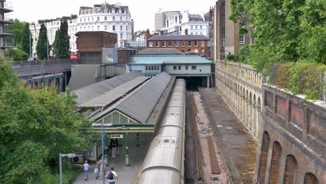 Bahnhof-South-Kensington,-Blick-Auf-Den-Bahnsteig,-London,-Großbritannien,-Juni-2024