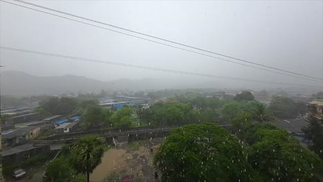 Starker-Regen-über-Den-Bergen-Zeitlupenansicht-Auf-Dem-Balkon-Des-Gebäudes-Regenzeit