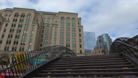 Fachada-Exterior-Del-Edificio-Histórico-Y-Escaleras-En-El-Centro-De-La-Ciudad-De-Montreal,-ángulo-Bajo