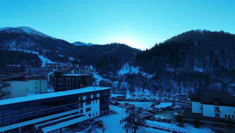 Ein-Ruhiges,-Verschneites-Dorf-In-Der-Abenddämmerung,-Mit-Einer-Heiteren-Und-Friedlichen-Atmosphäre,-Erhellt-Durch-Sanftes-Abendlicht