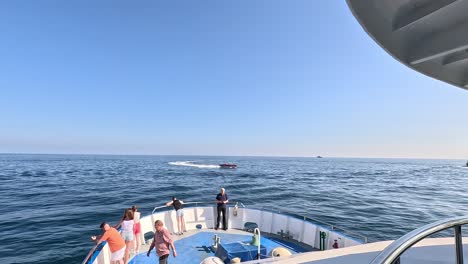 Los-Viajeros-Observan-Tranquilamente-El-Horizonte-Marino-Desde-Un-Barco-Turístico-Cerca-De-La-Costa-De-Malta,-Encarnando-La-Esencia-Del-Viaje-Y-La-Exploración.