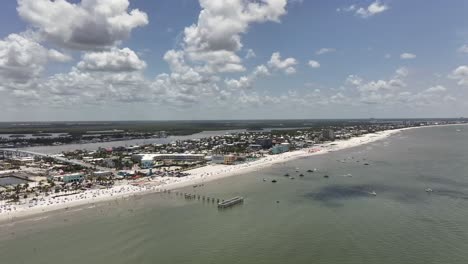 Vista-De-Drone-De-Un-Día-Soleado-En-La-Playa-De-Ft-Myers,-Florida