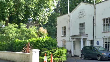 Außenansicht-Der-Berühmten-Ealing-Studios-In-Ealing,-London,-Großbritannien,-Juni-2024