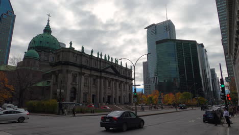 Catedral-Y-Edificios-Urbanos-Modernos-A-Lo-Largo-De-La-Avenida-En-El-Centro-De-Montreal