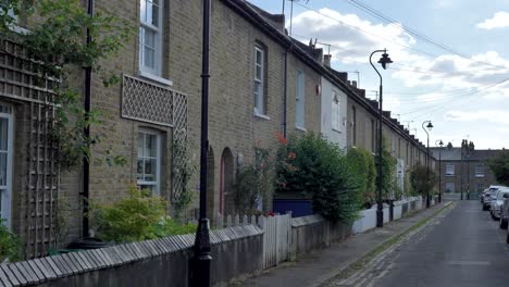 Außenansicht-Der-Terraces-Cottages-In-London,-Großbritannien,-Juni-2024