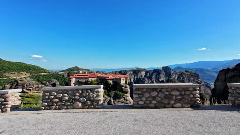 Malerische-Aussicht-Auf-Meteora-Klöster-Und-Felsformationen-In-Griechenland-An-Einem-Klaren,-Sonnigen-Tag