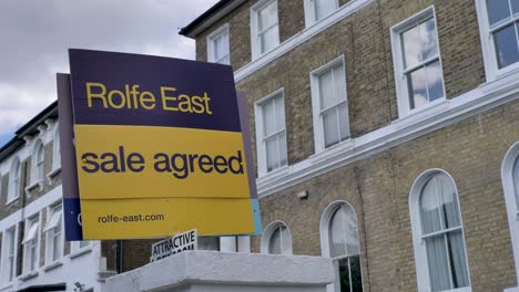 Estate-agent-Sale-Agreed-sign-outside-a-London-home-in-Ealing-London-United-Kingdom-June-2024