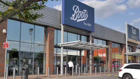 Außenansicht-Des-Boots-Geschäfts-In-Slough,-Großbritannien,-Juni-2024