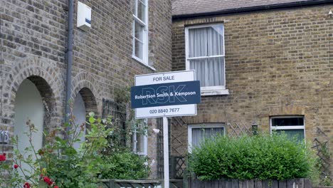 Außenansicht-Von-Reihenhäusern-In-Ealing-Mit-Immobilienmakler-Zum-Verkauf-Schild-London-Vereinigtes-Königreich-Juni-2024