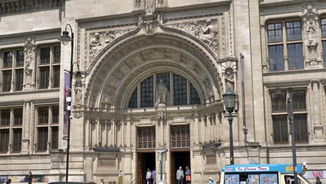 Außenansicht-Des-Eingangs-Zum-Victoria-And-Albert-Museum-In-South-Kensington,-London,-Großbritannien,-Juni-2024