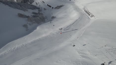 Eine-Skipiste,-Die-Sich-Durch-Einen-Verschneiten-Wald-Schlängelt-Und-Skifahrer-Einlädt,-Die-Schönheit-Des-Winters-Zu-Erkunden