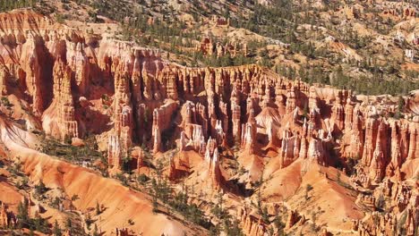 Stunning-hoodoos-and-vibrant-orange-spires-at-Bryce-Canyon-National-Park-in-Utah,-USA