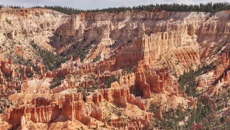 Vista-Aérea-De-Las-Formaciones-Rocosas-En-El-Parque-Nacional-Bryce-Canyon,-Utah,-Destacando-Las-Características-Nítidas-E-Intrincadas.