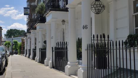 Exterior-De-Casas-De-Estuco-Blanco-En-South-Kensington-Londres-Reino-Unido-Junio-De-2024