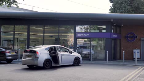 El-Coche-Llega-A-Las-Afueras-De-La-Estación-De-Tren-De-Burnham-En-Slough,-Reino-Unido,-Junio-De-2024.