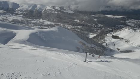 Una-Vista-Impresionante-De-Una-Cadena-Montañosa-Nevada,-Con-Picos-Escarpados-Y-Valles-Profundos-Cubiertos-De-Nieve